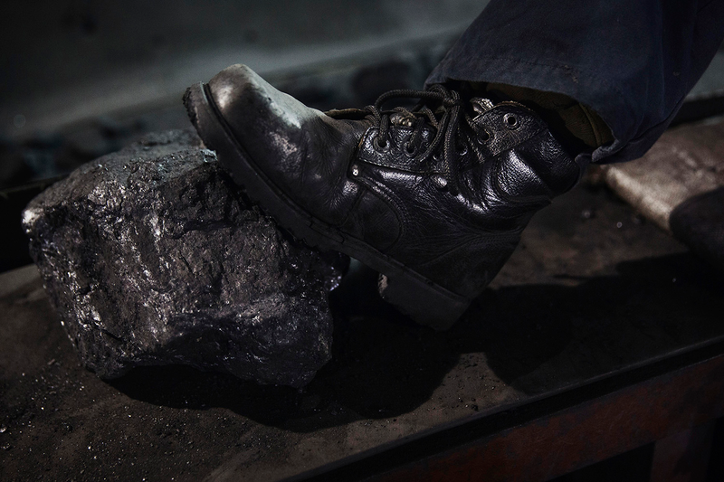 Illustration for article titled Photographs Capture What Life is Like in One of the World's Dirtiest Pits